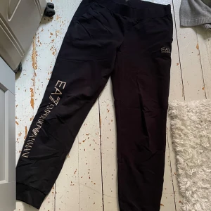 EA7 byxor - Ett par äkta, skit sköna mjukis byxor från EA7 användt väldigt få gånger så dom är som nya🤩