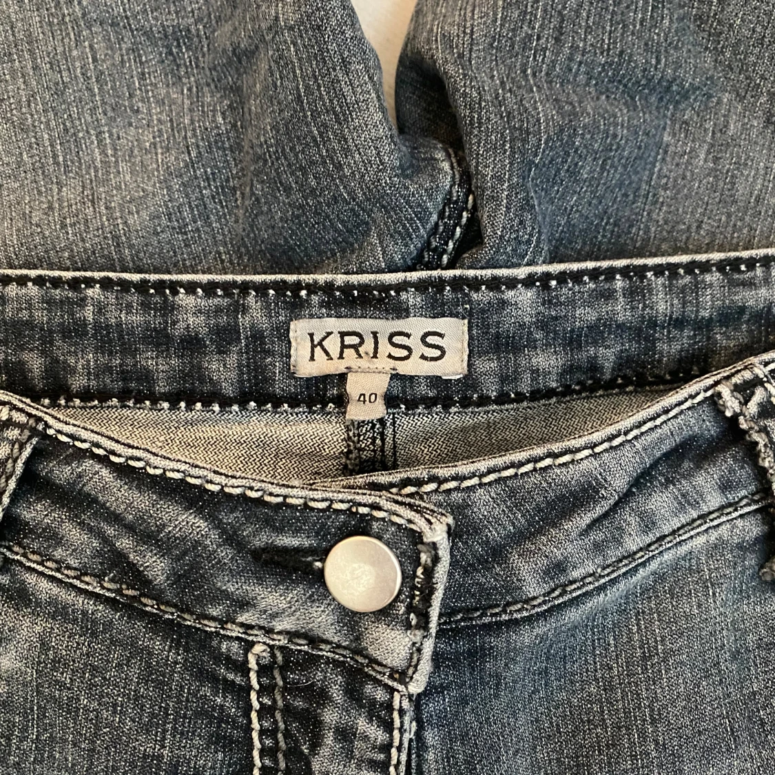 Gråa bootcut med vita detaljer.  - 91