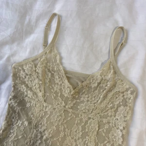 Spets linne💘 - Jättefint spets linne som är genomskinligt i fram💘 varken märke eller storlek står då det är köpt second hand men skulle uppskatta xs/s (det är även väldigt stretchigt) skriv om det är något du funderar över💋