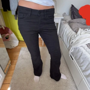 svarta jeans  - ett par lågmidjade svarta jeans, bara använt en gång🩷 storlek 164 13-14 y.