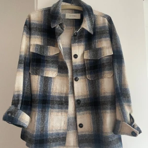 Only vår jacka - Super fin jacka/kofta från Only och perfekt nu till våren. Super skönt material och så fin men kommer inte till användning.  Kan diskutera priset :) Storlek M men passar även mig som brukar ha XS/S. 