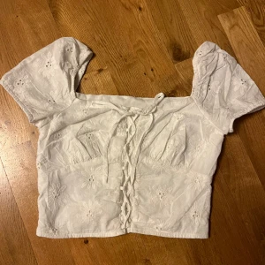 Top från FBsister - Somrig top från FB sisters, storlek xs. Prisförslag. Frakt tillkommer 