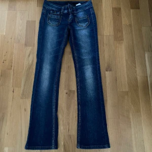 Lågmidjade bootcut  - Ett par jätte fina lågmidjade boocut som tyvärr inte kommer till användning då jag har ett exakt likadant par i en annan färg☺️