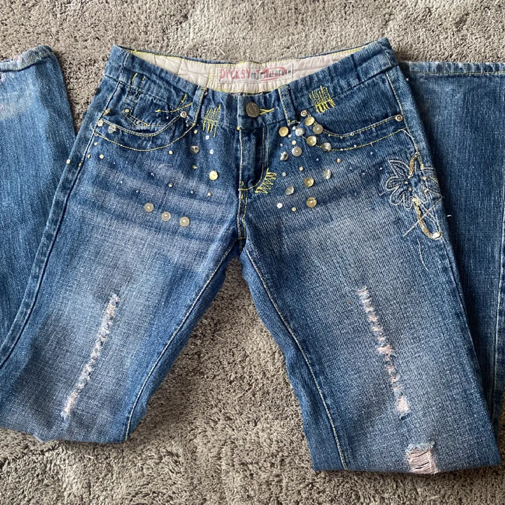 (Lånad bild) Jättefina unika jeans jag köpte som tyvärr inte passar. 💕Några paljetter har ramlat av men det är inget man tänker på❤️ Pris kan diskuteras. Jeans & Byxor.