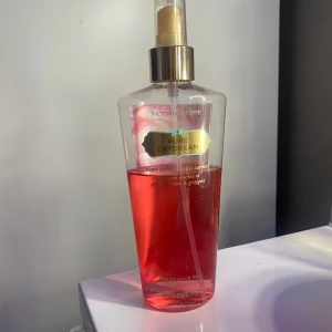 Victoria’s secret body mist - Victoria’s secret body mist i doften ”Pure daydream”. Inte helt full men ändå ganska mycket kvar💕