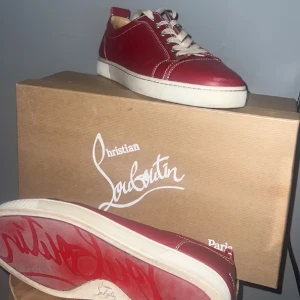 Christian Louboutins - Säljer nu dessa sjukt fräscha loubs utan spikar, väldigt omhändertagna och i bra skick box och kvitto medkommer inklusive dustbags