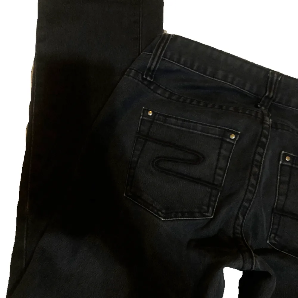 Ett par vintage jeans från bikbok, dem är gråsvarta med tryck på fickan & flared i benen 🌸🪩 waist 38cm stretch .. innerbenslängd 85 cm 🤩märkt storlek M men är uppskattad S. Jeans & Byxor.