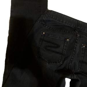 Ett par vintage jeans från bikbok, dem är gråsvarta med tryck på fickan & flared i benen 🌸🪩 waist 38cm stretch .. innerbenslängd 85 cm 🤩märkt storlek M men är uppskattad S