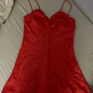 Nattlinne från Victoria’s Secret - Jättefint nattlinne från Victoria’s Secret. Tyvärr är den alldeles för stor på mig och säljer därför vidare den. Har aldrig använt den. Orginalpris: 900kr