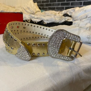 Y2k-Guld bälte med rhinestones  - Storlek m  #drainer #y2k #bladee #rhinestonesbelt # 2000’s #drainerbälte #bladee