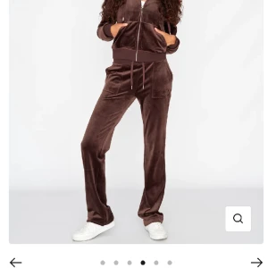 Bruna Juicy Byxor - Säljer pga att de inte kommer till användning💓 Nypris: 1200kr Mitt pris: 600kr Storlek: xs men passar xxs & S oxå! De har bra skick och kommer såklart tvättas innan jag skickar dem💓 Kp för fler bilder, frågor osv (pris kan diskuteras!)