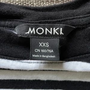 Randig tröja från monki. Storlek XXS💋 - Hej!👋💕 Jag säljer denna jätte fina tröja från monki! Den är endast använd ett få tal gånger. Jag säljer denna tröjan för att det inte riktigt är min still längre och jag vill att någon annan ska få användning av den! Köparen står för frakten👍🥰
