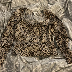 Leopard topp  - En super fin u ringad topp från hm i storlek s 💕 