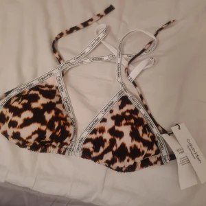 Ny bikini topp - Helt ny bikini topp från calvin klein. Den är aldrig använd, lapparna sitter kvar. Storlek M, men passar en S också. Köparen står för frakten. Skriv vid frågor och för fler bilder.