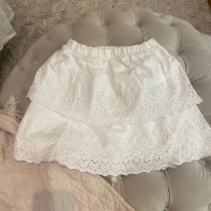 Söt sommar kjol - Säljer en söt sommar kjol som är använd vid fåtal gånger