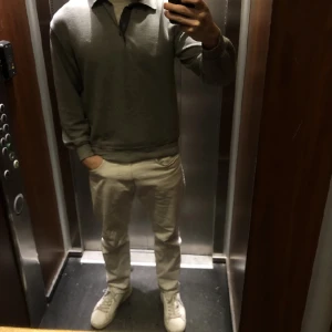 Pike tröja - Nu säljer jag min helt nya pike! Den är köpt i slutet av förra sommaren, tröjan har inga skador elr liknande vilket gör den till 9/10 skick, näst intill oanvänd. Skriv vid intresse!