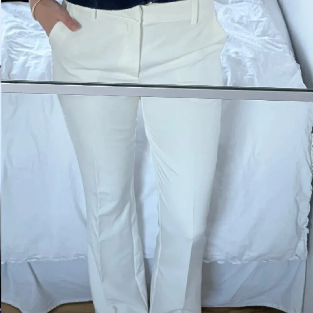 Jätte fina kostymbyxor som är vita och i nytt skick knappast andvända❤️ bilden är från tjejen jag köpte dom av. dom är från bikbok och är i storlek 36❤️byxorna är midwaist . Jeans & Byxor.