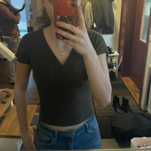 V ringad t-shirt - Tight när man sätter på sig den, skön material, stretch. 