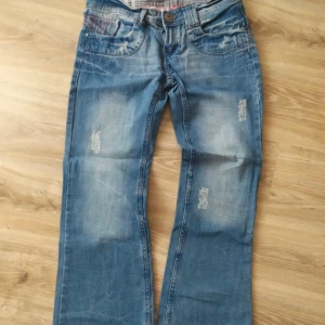 Jeans - Så snygga lågmidjade jeans köpta secondhand! Säljer pga för små. Midjemåttet är 39 cm och innerbenslängden är 77 cm💕 