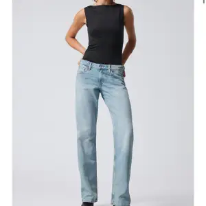 OBS! Första bilden är i fel färg, bild 2&3 är på de jeansen jag säljer. Weekday säljer inte längre i denna färg.   Jeansen är från weekday och är i väldigt bra skicka. Ordinarie pris 590 kr säljer för 399. Pris kan diskuteras☺️