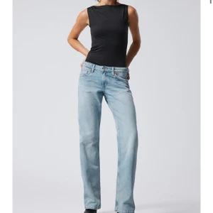 Low Rise jeans  - OBS! Första bilden är i fel färg, bild 2&3 är på de jeansen jag säljer. Weekday säljer inte längre i denna färg.   Jeansen är från weekday och är i väldigt bra skicka. Ordinarie pris 590 kr säljer för 399. Pris kan diskuteras☺️