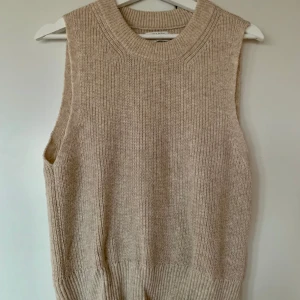 Stickad väst från Only  - Använd få gånger, i mycket fint skick  Storlek XS, normal i storleken 