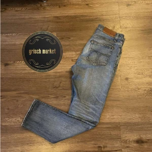 Tiger of Sweden pistolero  - Ett par riktigt fina ToS jeans i modellen pistolero, slim fit | bra skick skulle säga 9/10, finns inga defekter | modellen på bilden är 170cm och 55kg, sitter lite långt på han, mått finns i pm | nypris 1500 | kom med frågor! |