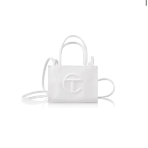 Vit telfar väska liten - Säljer nu min jättefina vita lilla telfar väska. Gott skick. Säljer för 1300 men kan gå ner något vid snabb affär. 