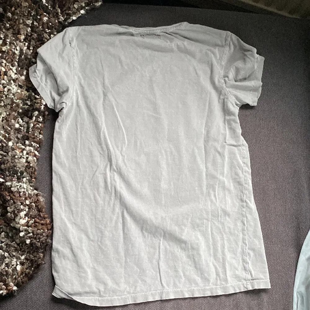 Söt gnr tshirt som jag köpte för något år sedan, har en liten orange fläck mitt på trycket som man kan se på första bilden, vet ej om den ska vara där🌹+frakt. T-shirts.
