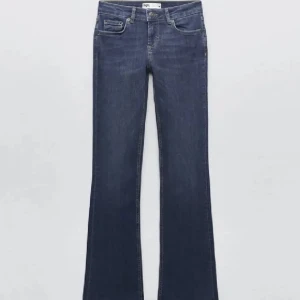 Zara low waist bootcut jeans - Super snygga mörkblå zara low waist bootcut jeans i storlek 36💙