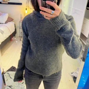 Stickad hoodie - Nästan aldrig använd. Hör av dig vid fler frågor❤️