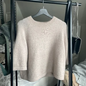 &other stories stickad tshirt - Köpt för 690kr, väldigt sparsamt använd och fint skick, storlek S