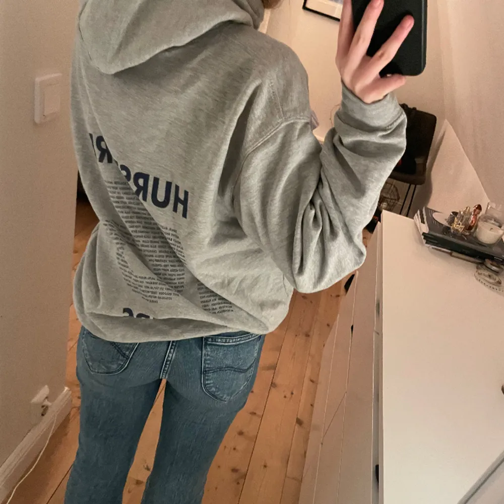 Grå hoodie i nyskick. Köpt secondhand så vet tyvärr inte märket . Hoodies.