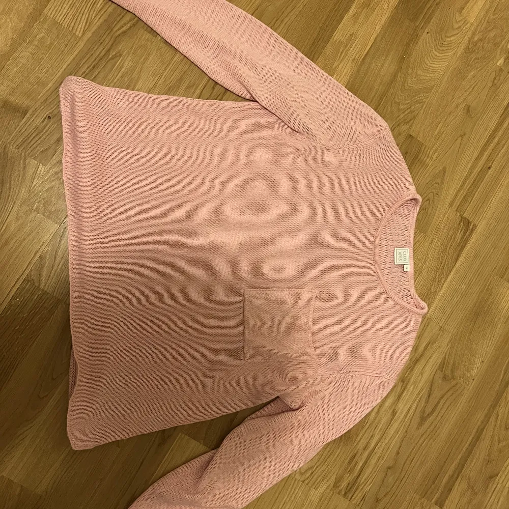 Säljer denna jätte fina rosa stickade tröja med en ficka!!🥰 Skriv för fler bilder eller frågor!!. Tröjor & Koftor.