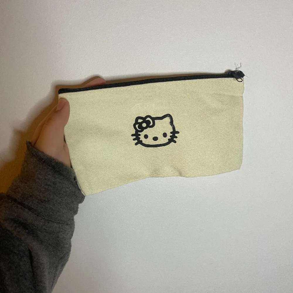 handmade hello kitty tote bag w/ small pouch // tote : 36cm x 31cm. pouch : 12cm x 21cm. Free Shipping  ☺️🙏🏼🎀. Väskor.