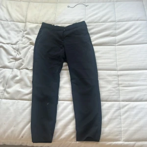 Svarta kostym byxor  - Svarta kostym byxor från H&M storlek 40 men sitter bra på någon som har M i storlek så dem e lite små i storleken 