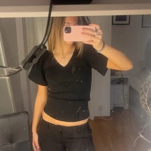 Topp - Hej,säljer denna jätte söta topp från vero Moda då den inte kommer tillanvändning❤️ väldigt bra skick (använd 1gång)🩷 storlek S och väldigt stretchig💕 200kr +frakt💕