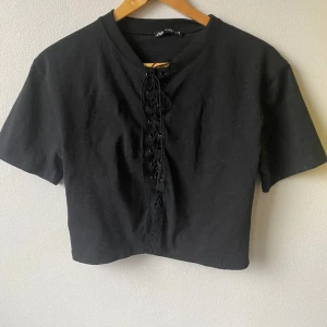T-shirt med knytning  - T-shirt med knytning från Zara. Använd max 3 gånger och i superfint skick.