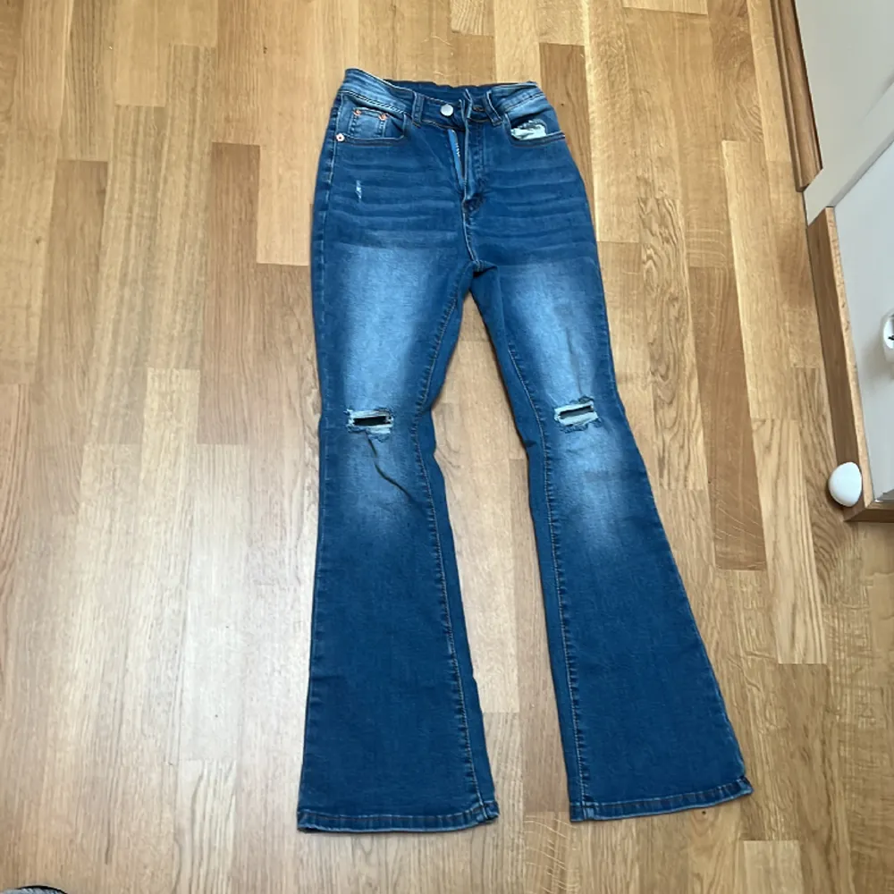 Ett par blåa lågmidjade jeans som tyvär är lite för korta för mig . Jeans & Byxor.