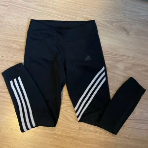 Träningstights adidas - Fint skick i stretchigt material, storleken står inte men passar mig som har XS bra🫶