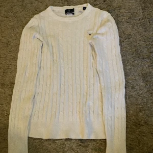 Kabel stickad gant tröja🩷 - Det är en fin kabel stickad vit gant tröja i strl xs🩷 Anledningn till att jag säljer den är att den är för liten men annars är den väldigt fin och bra passform💗