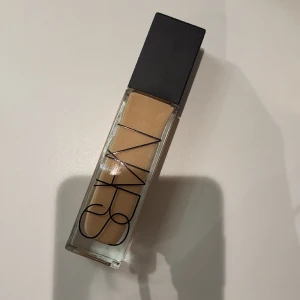 Nars foundation färg: Patagonia - Nars foundation färg: Patagonia. Endast testad, säljer då det är fel nyans och för mörk för mig. Nyris 615kr