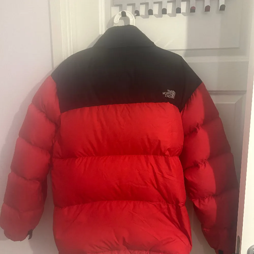 En puffer av The North Face i väldigt bra kvalite och bra omhändertagen. Inte min stil längre och därför säljes. Luva finns med i jackan.  Pris kan diskuteras vid smidig och snabb affär. . Jackor.