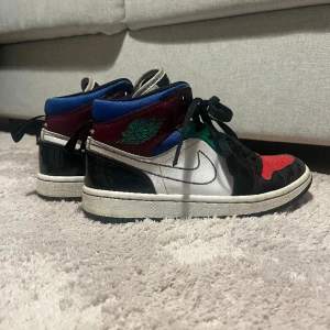 Air Jordan 1 mid multi-color - Använt en del men är i väldigt bra skick!! 