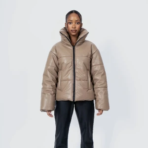 Lxa jacka - En lxa jacka i storlek medium jättefin helt ny med alla lappar kvar aldrig använd säljer pågrund av att den va för stor för mig älskar jackan den är så fin