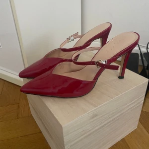 Röda klackar👠 - Perfekta trendiga cherry red klackar! Enbart använda en gång så de är i nyskick! I storlek 38♥️