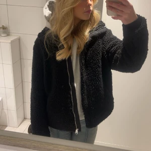 Fluffig jacka - Fluffig jacka från H&M, säljs inte längre, skriv för frågor eller prisförslag💞