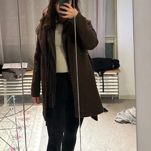 Kappa veromoda  - Fin brun kappa från Vero Moda. Frakten ingår inte i priset 