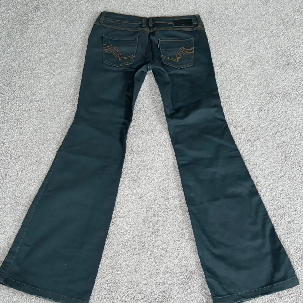 midja: 75 innerben: 81 🤍 lågmidjade bootcut jeans, vintage från Ichi 🤍 jag är 171cm & stl S/36/28 för referens 🤍 läs POLICY & FRAKT (i gillade inlägg) innan du skriver 🤍 använd gärna ”köp nu” 🤍 . Jeans & Byxor.