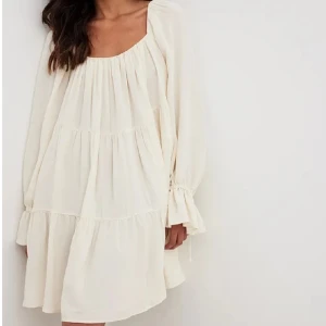 Vit klänning  - Säljer denna vita klänning från Sanna Jörnvik x NAKD. Den passar perfekt till studenten men även sommaren! Tyvärr var den för stor så jag säljer den nu helt ny med prislapp kvar. Hör av er vid frågor eller fler bilder 😊💕